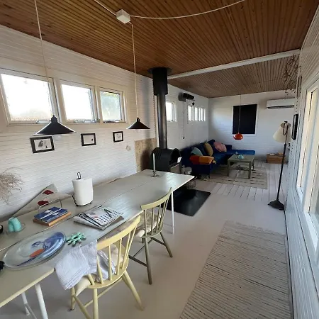 Vakantiehuis House With Lovely Garden And Close To Water With Shelter *