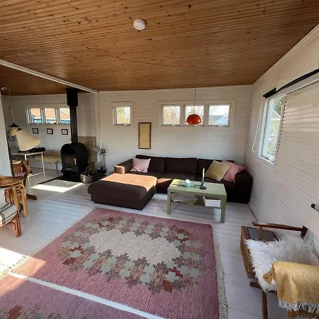 House With Lovely Garden And Close To Water With Shelter Holiday home